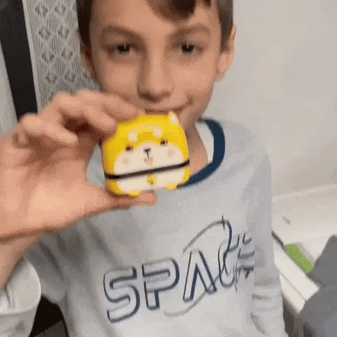 Voyez comment notre tampon personnalisé est facile à utiliser, même pour les petits. Regardez ce jeune garçon tamponner ses vêtements et ses cahiers avec facilité. Avec une prise en main simple et des résultats impeccables, marquer les affaires de votre enfant n'a jamais été aussi simple.