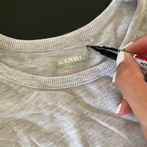 Pourquoi se fatiguer à écrire ou à coudre lorsque vous pouvez simplement tamponner ? Notre tampon personnalisé offre une solution rapide et précise pour marquer les affaires de votre enfant. Dites adieu aux marquages maladroits et bonjour à la netteté et à la simplicité.
